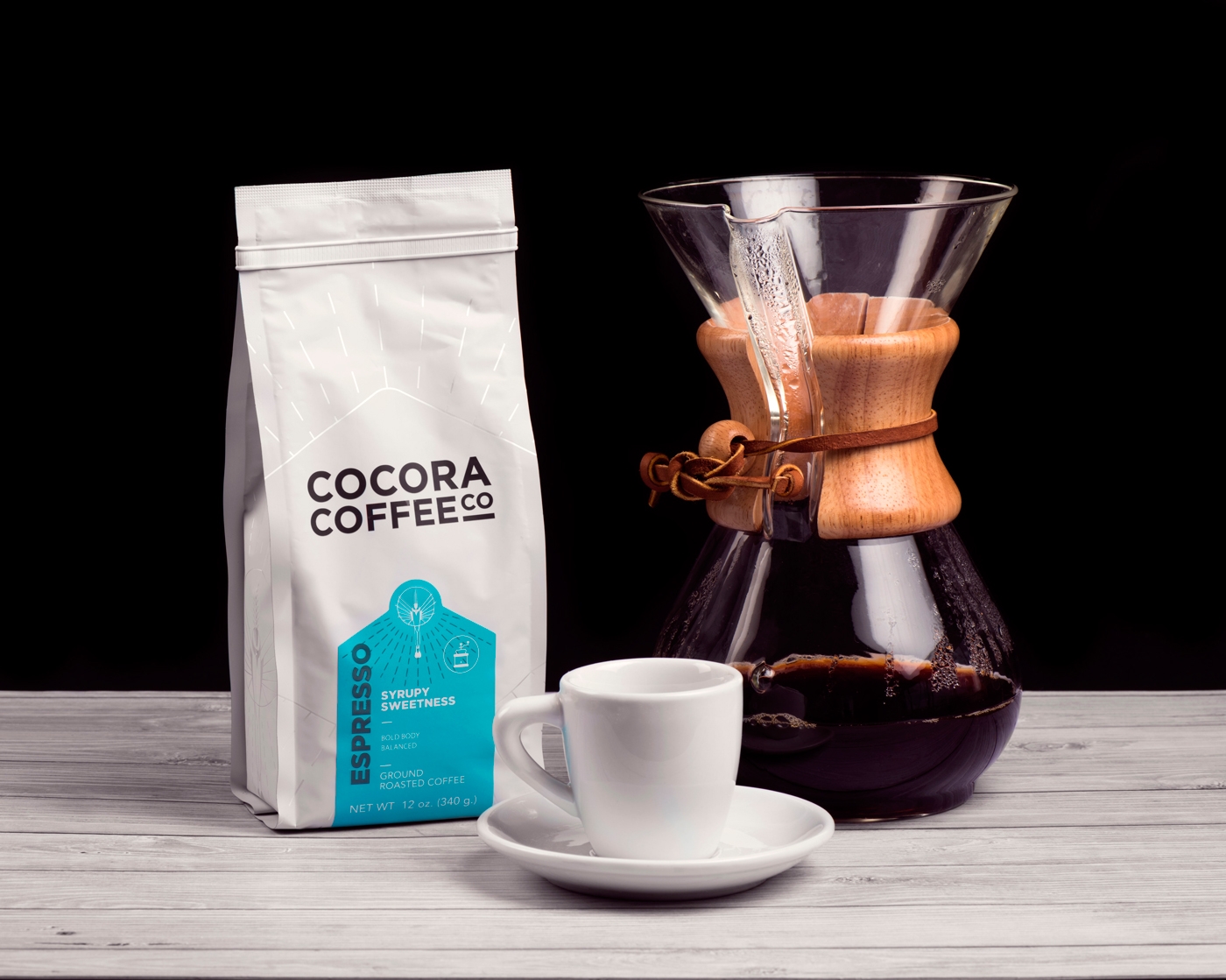 為一個咖啡杯，一個街角咖啡店，做整體的品牌包裝設(shè)計